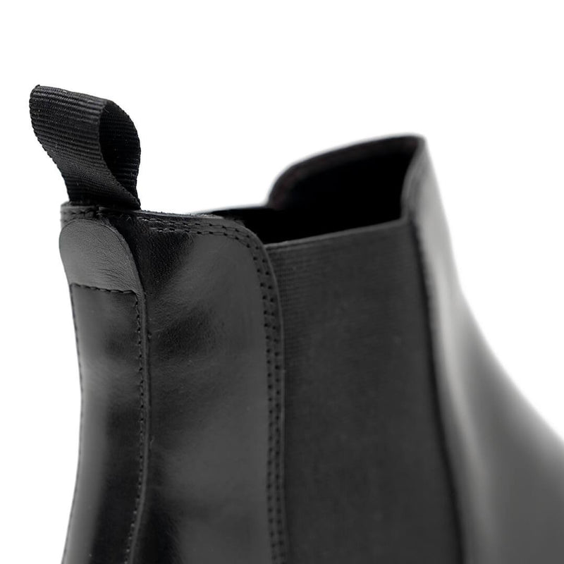 Top flap and textile heel pull detailing