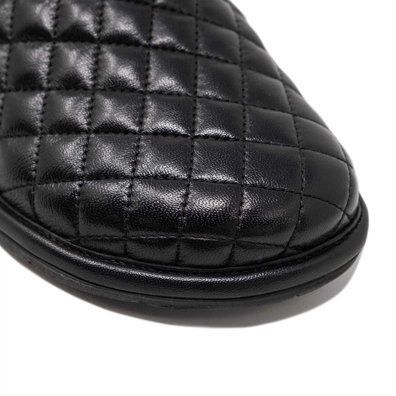 Diamond Texture Pattern on the Leather Upper | Walk London Slippers