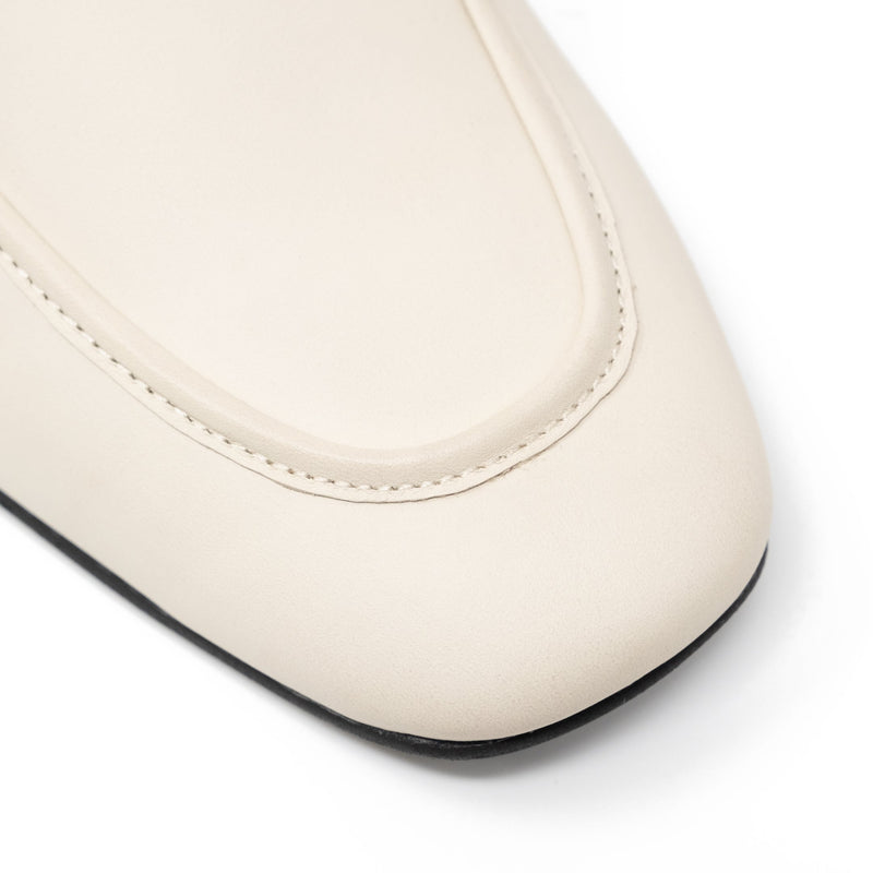 Woody Trim Loafer: Apron toe detail